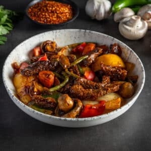רצועות בקר מוקפץ עם ירקות